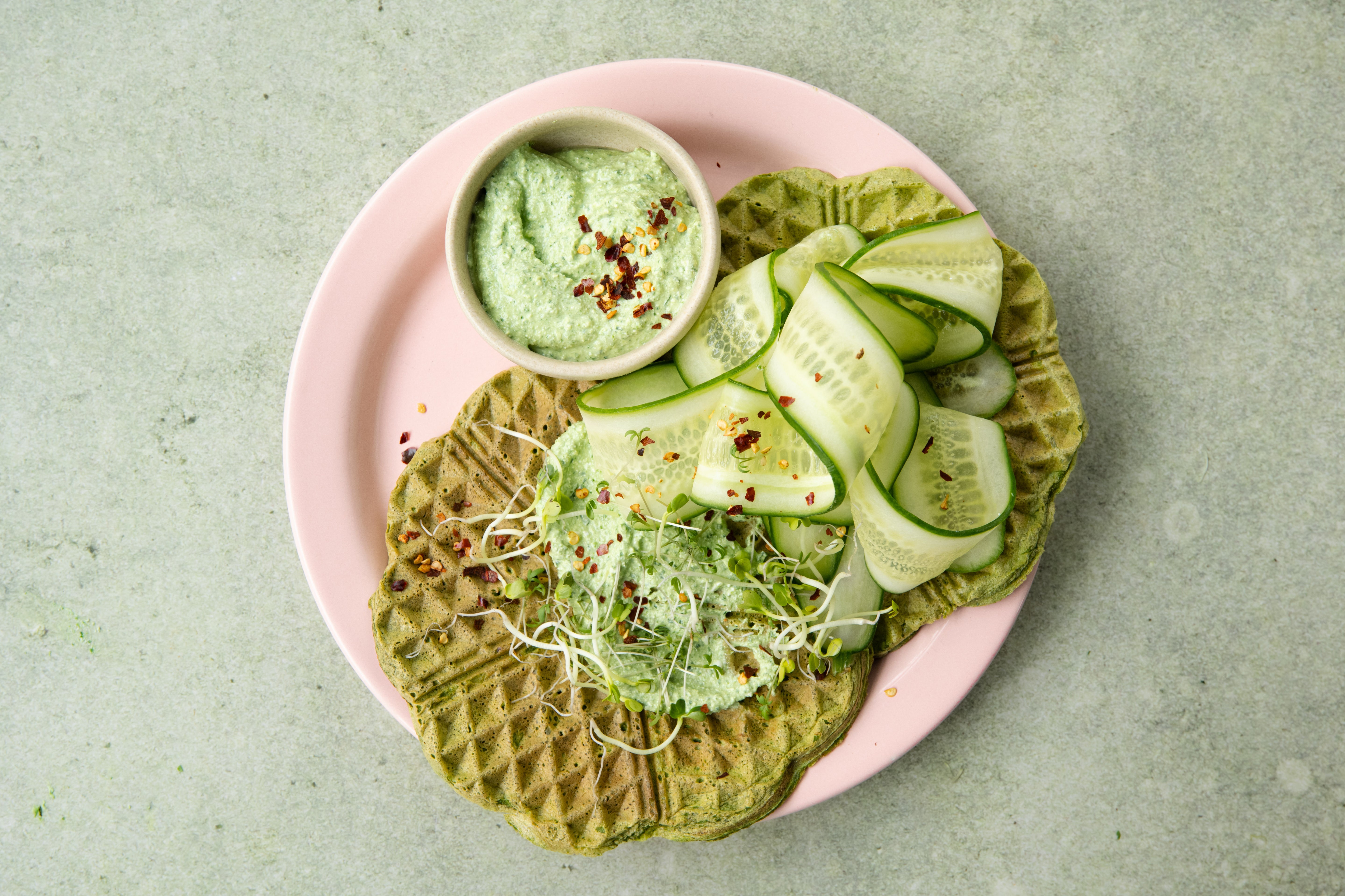 Spinaziewafel met hüttenkäsedip, komkommer & chili