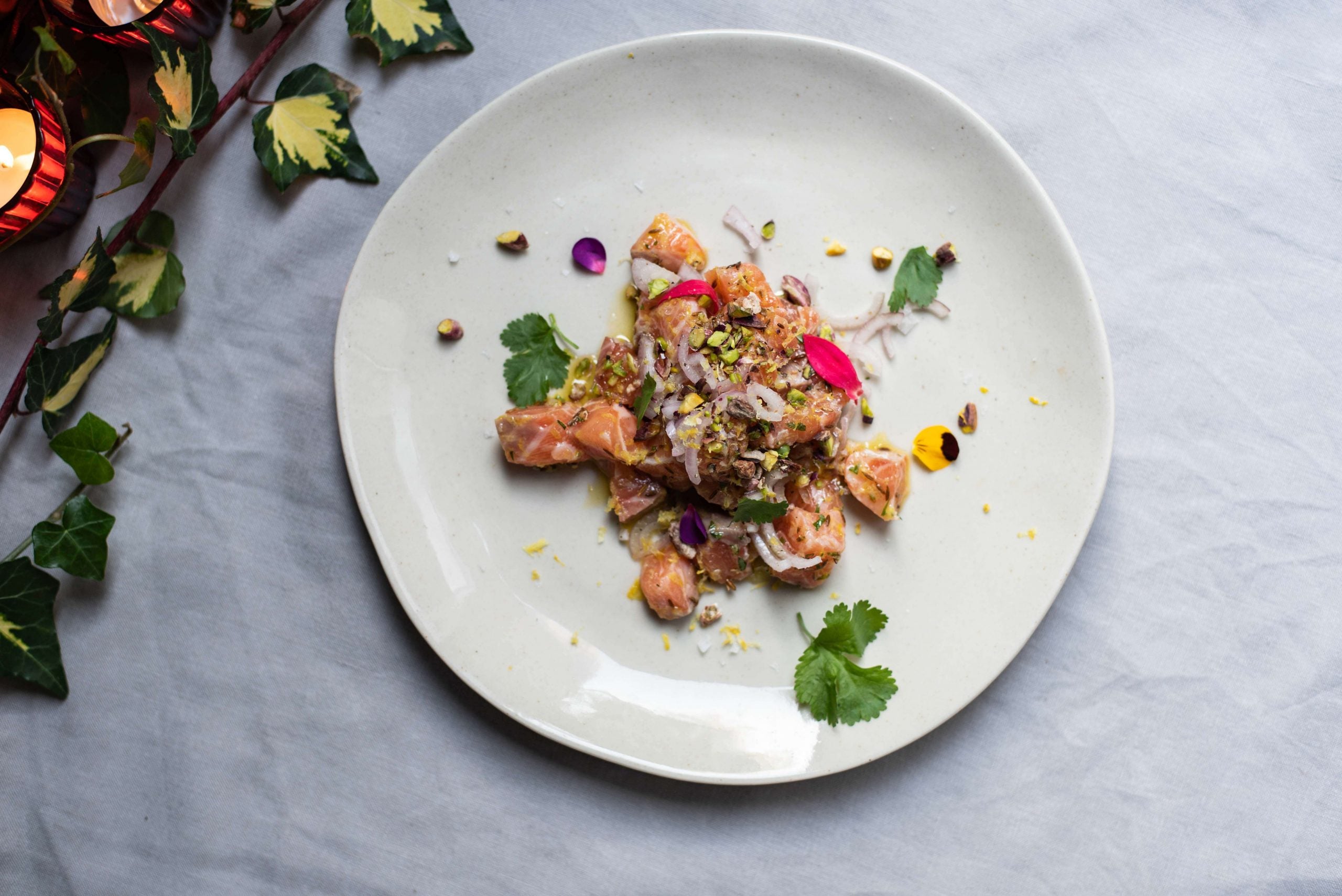 Zalmtartaar met dragon en pistachenoten