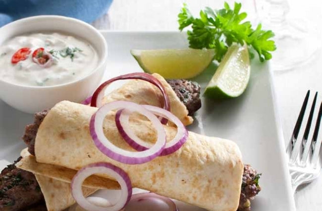 Koftaspiesen met chiliyoghurt