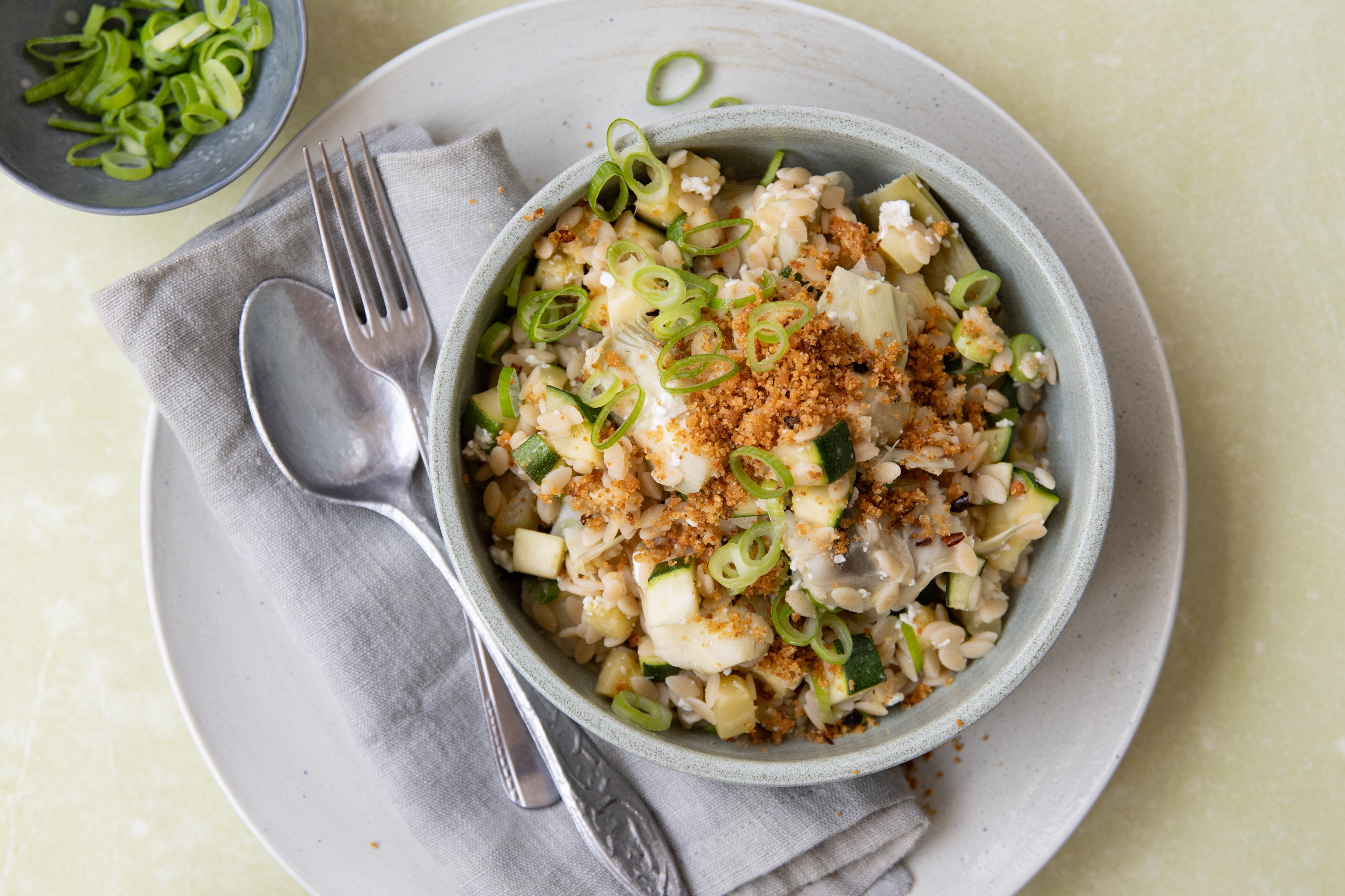 Orzo met courgette, groene asperges, artisjok en citroen-parmezaancrunch