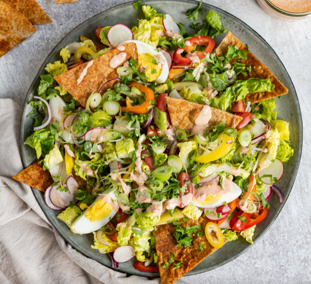Fattoush-salade met een eitje