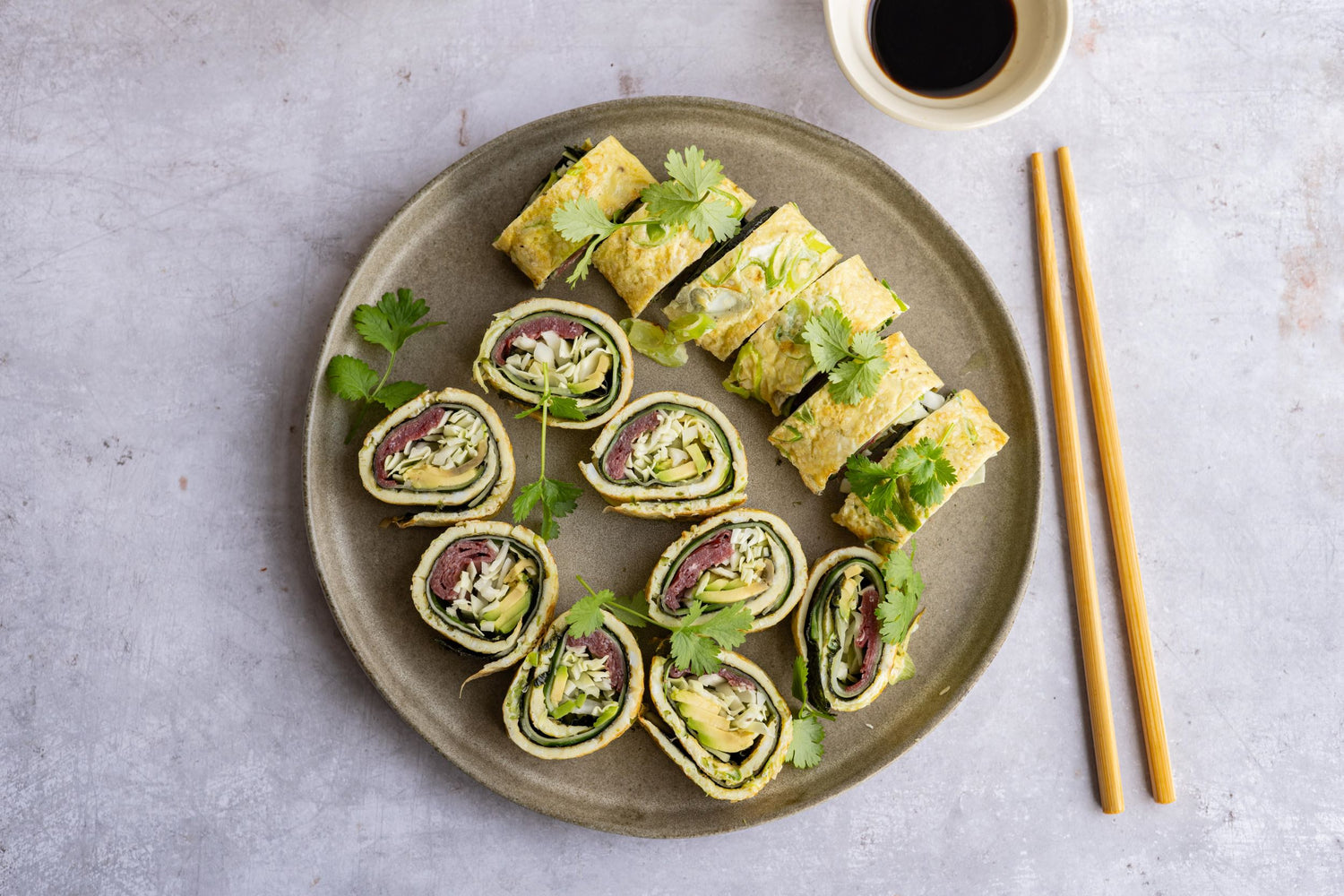 Sushi-omelet met runderrookvlees