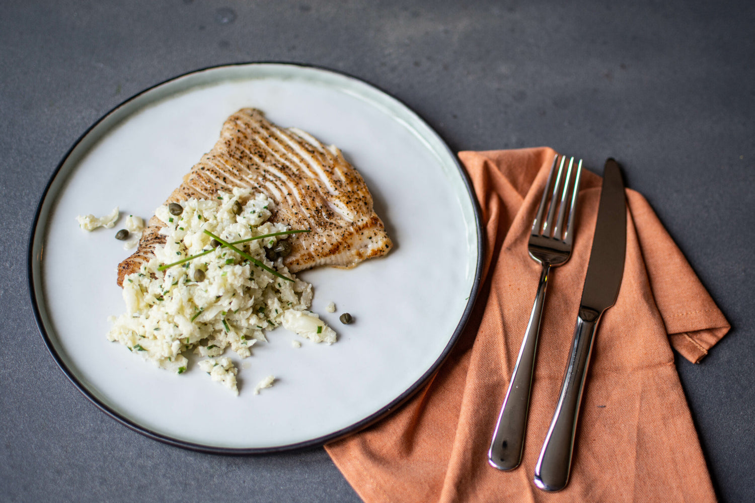 Gebakken rogvleugel met puree van bloemkool en Noilly Prat/kappertjes saus