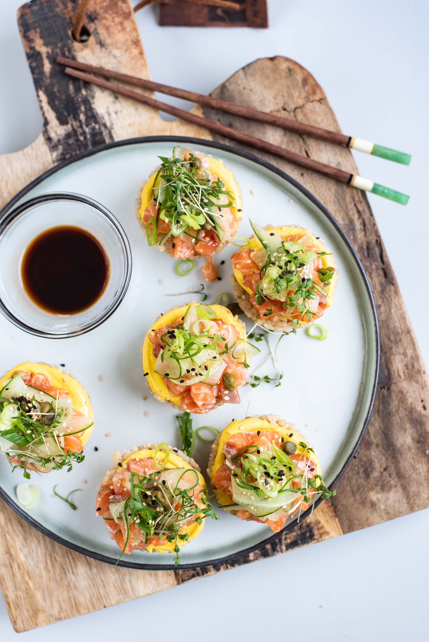 Sushi-burgers met zalm, komkommer en kappertjes