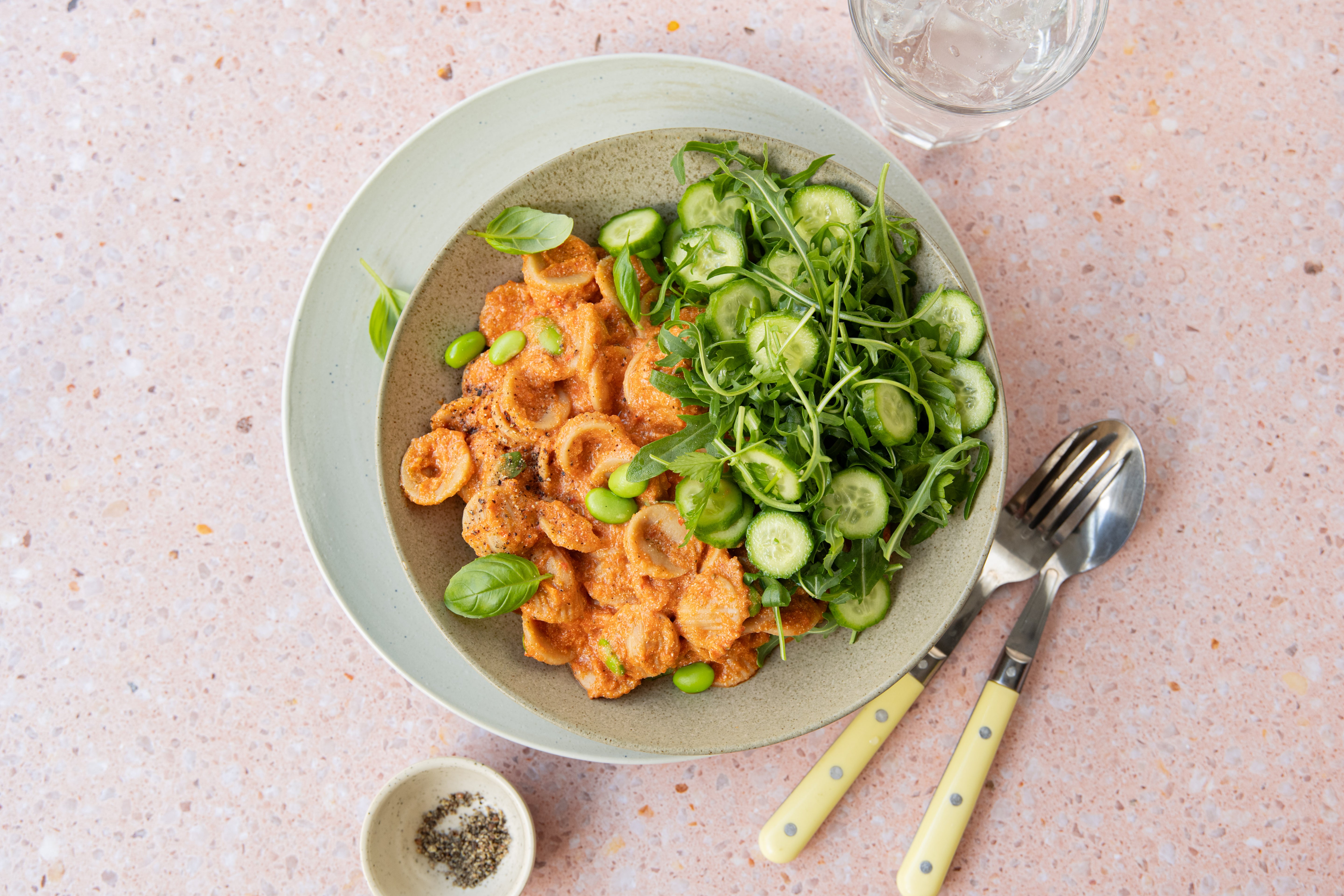 Orecchiette met groente-tomatensaus en kruiden-rucolasalade