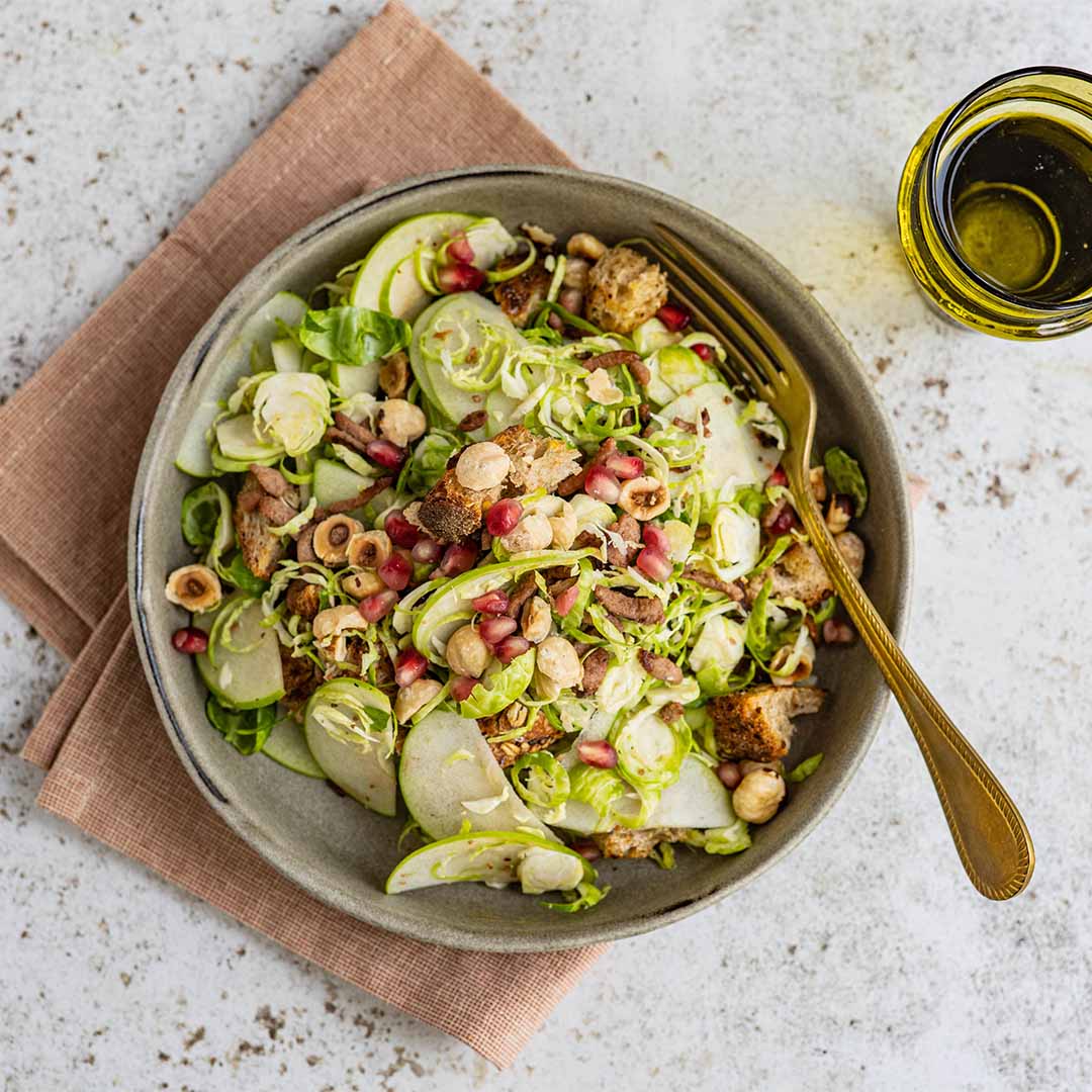 Maaltijdsalade met spruitjes, appel en hazelnoot