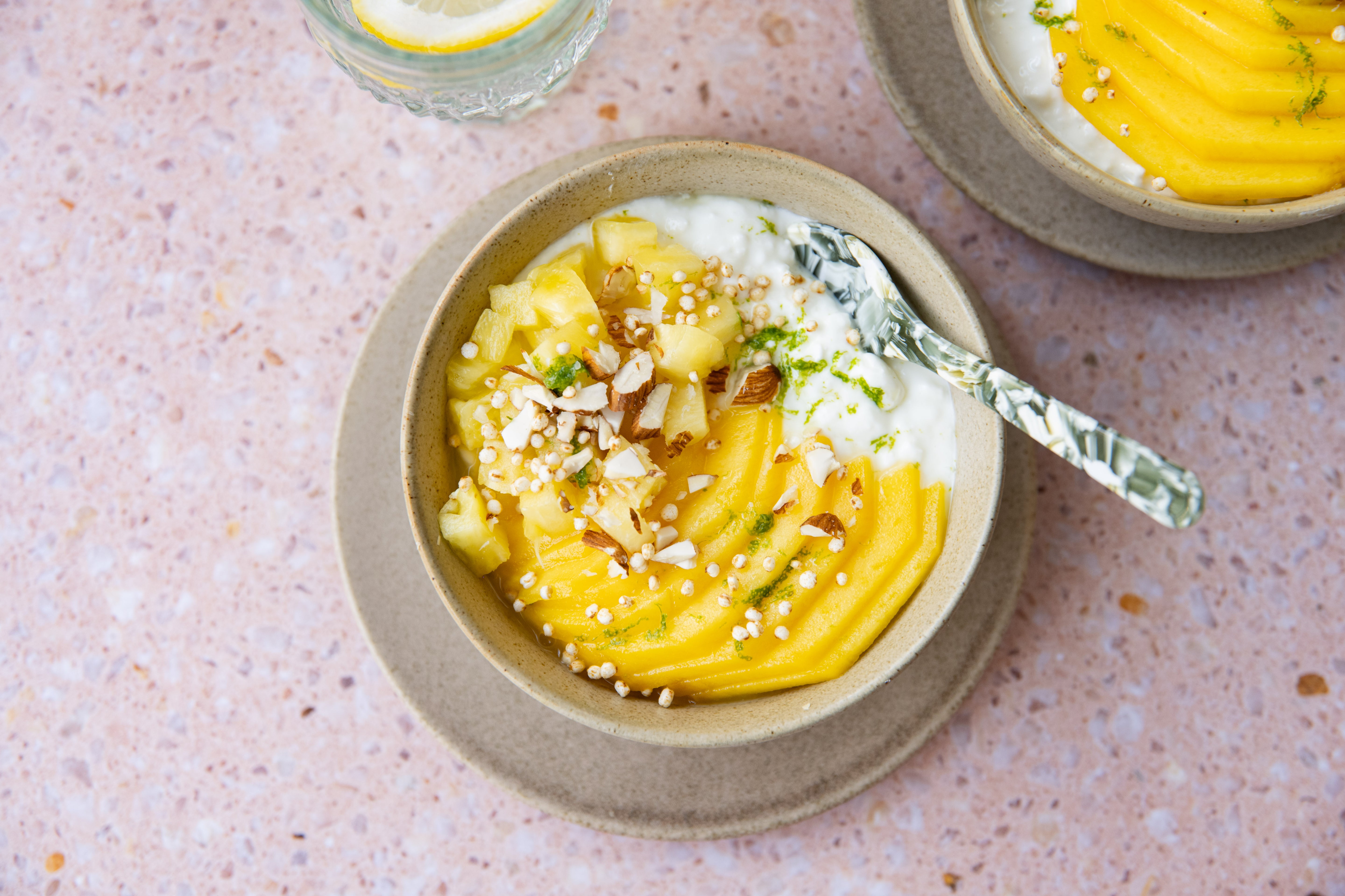 Cottage cheese bowl met mango & ananas