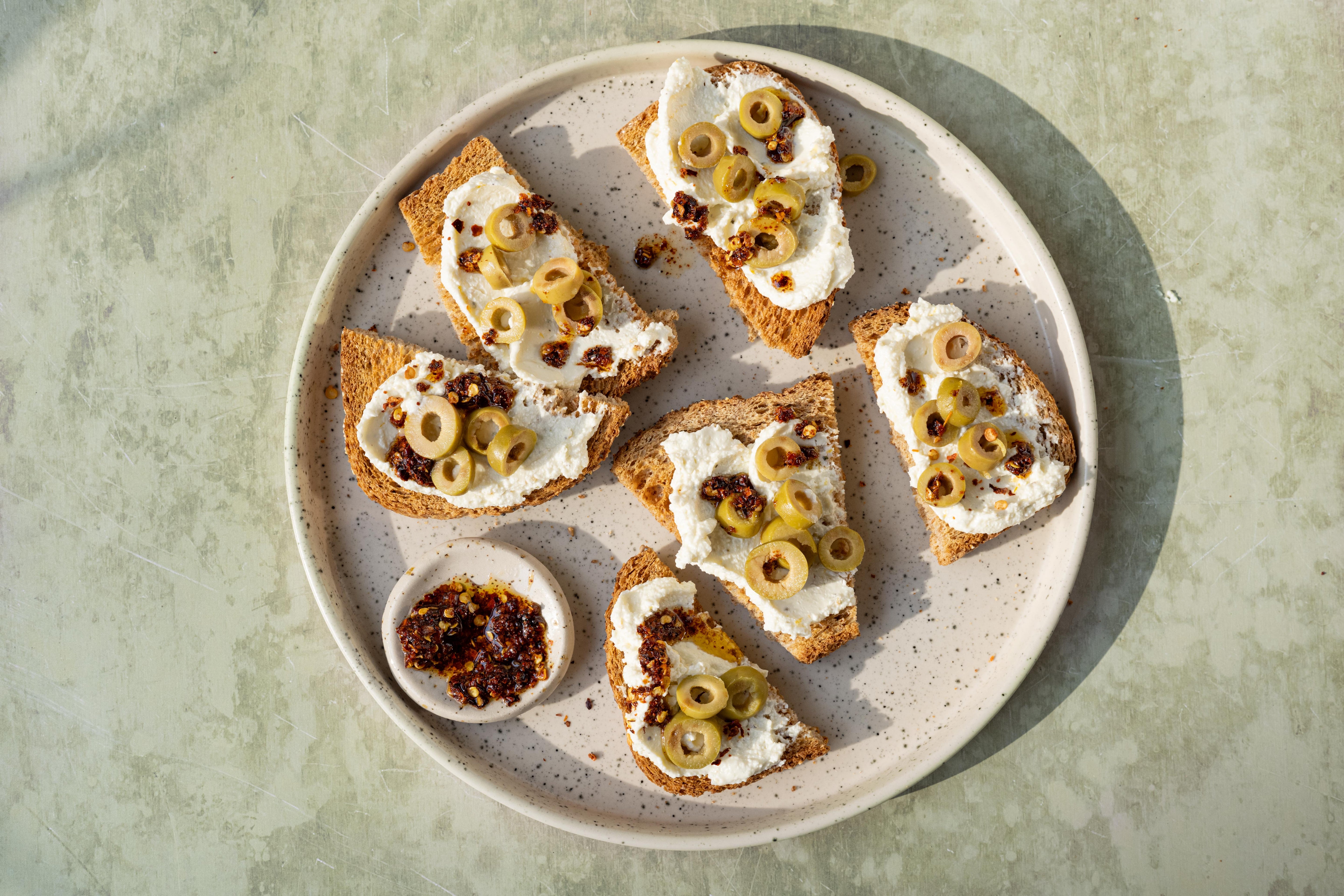 Toast met whipped feta en olijf