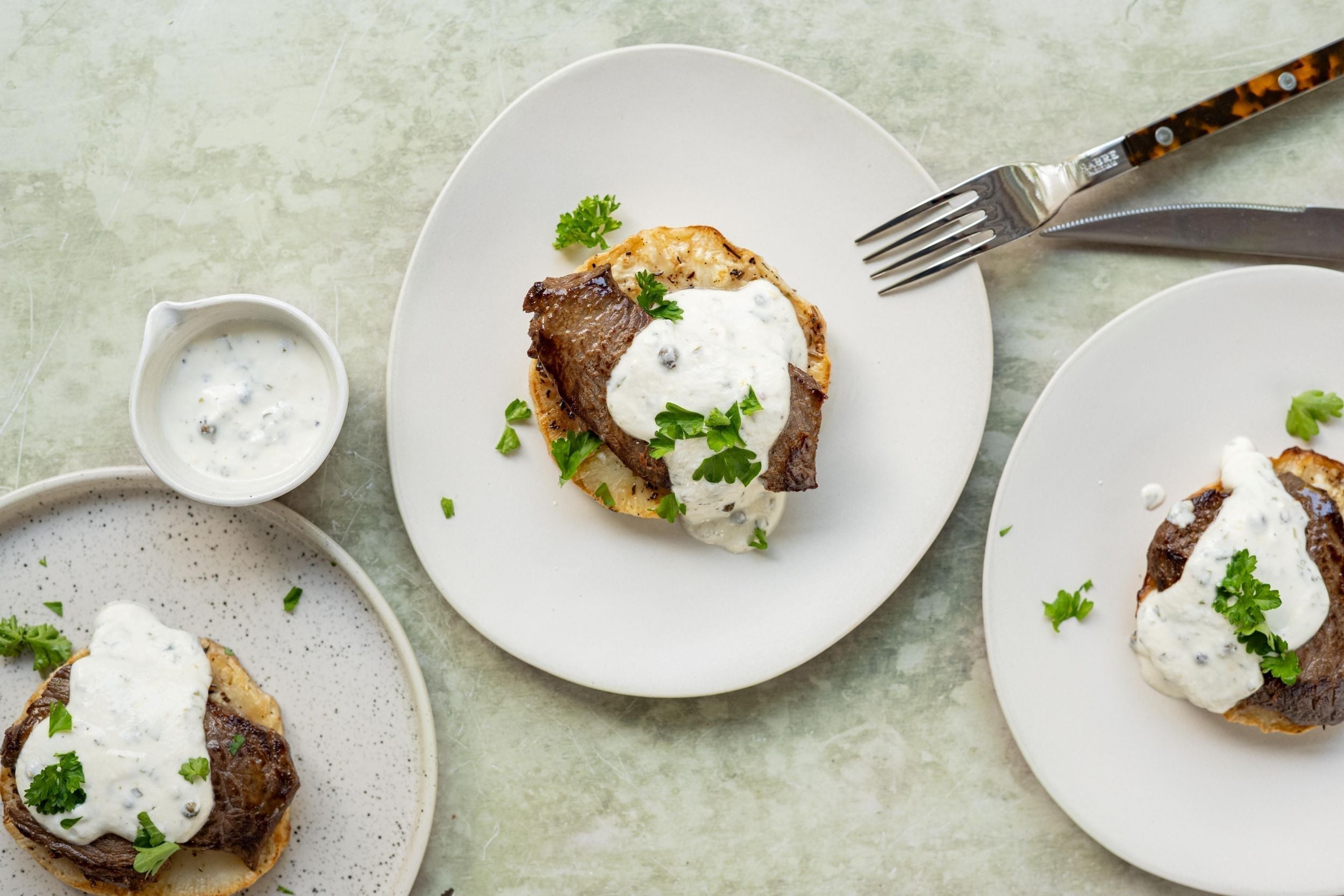 Knolselderijsteak met beef en peperroomsaus
