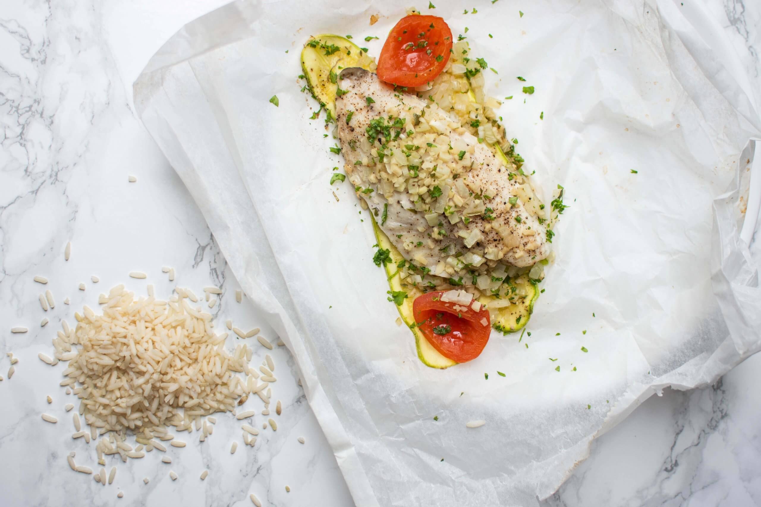 Doradefilet met courgette, tomaten, rode ui “en papillotte” uit de oven