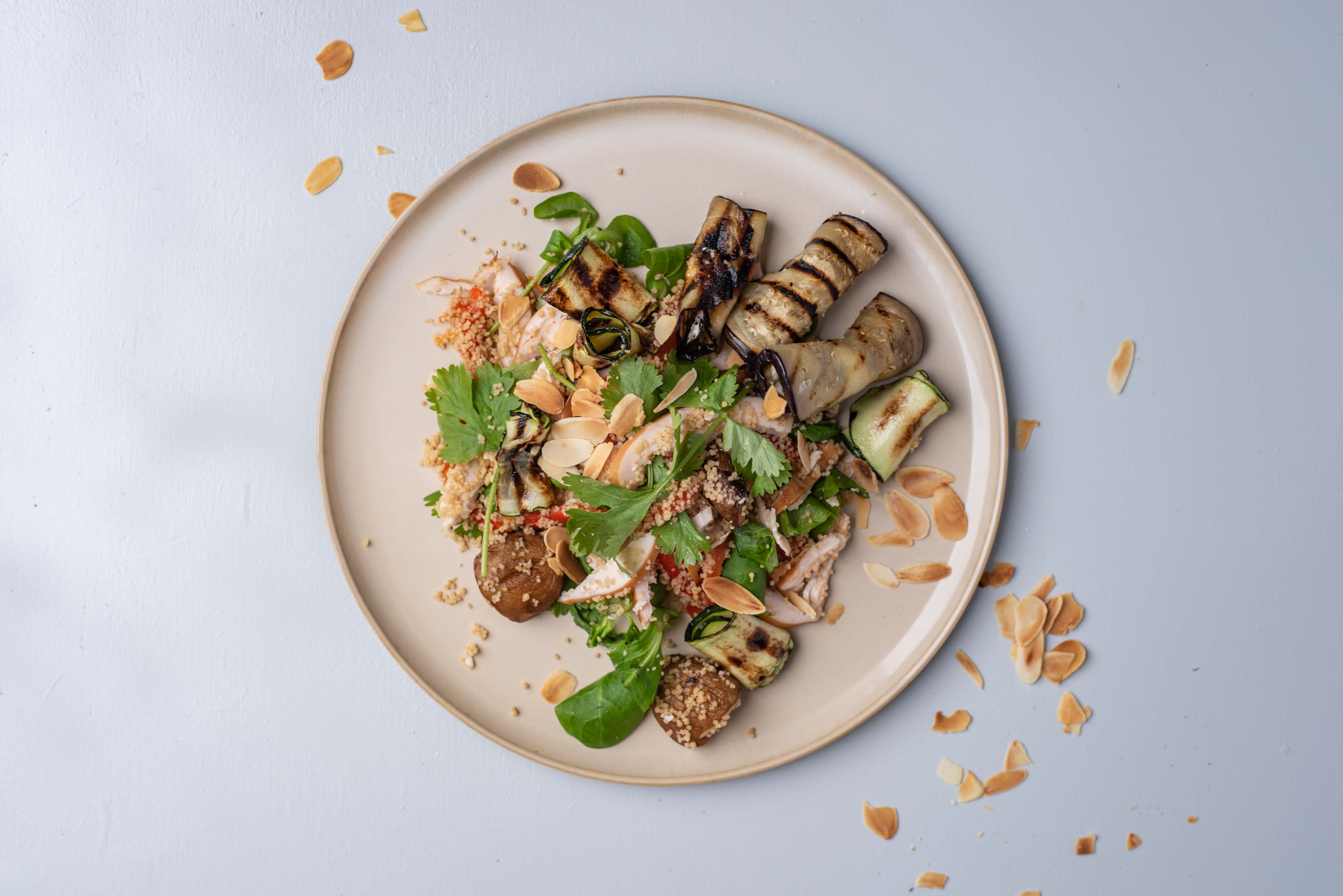 Couscous met rolletjes gegrilde courgette en aubergine