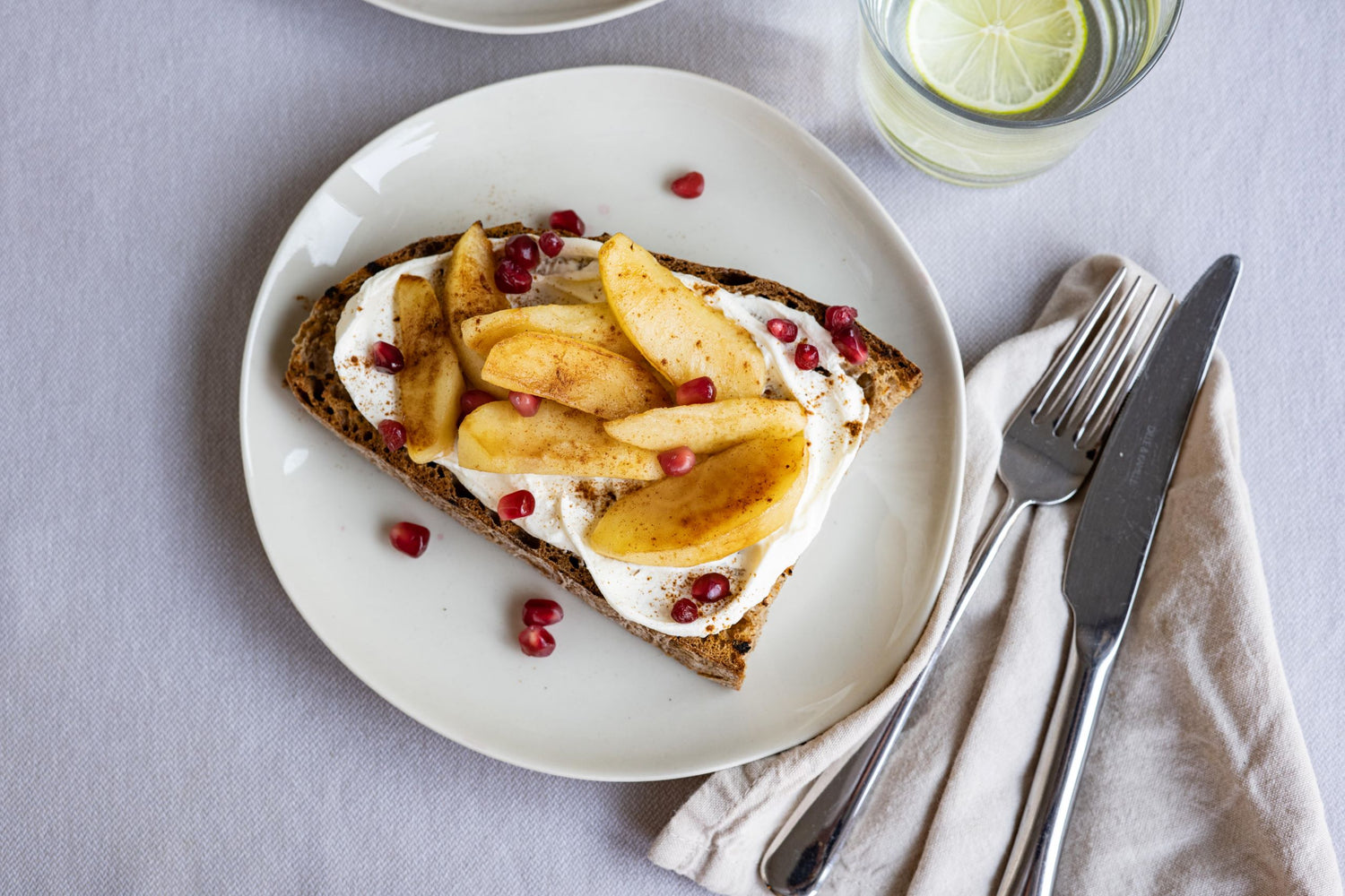 Gezonde toast met warme appel