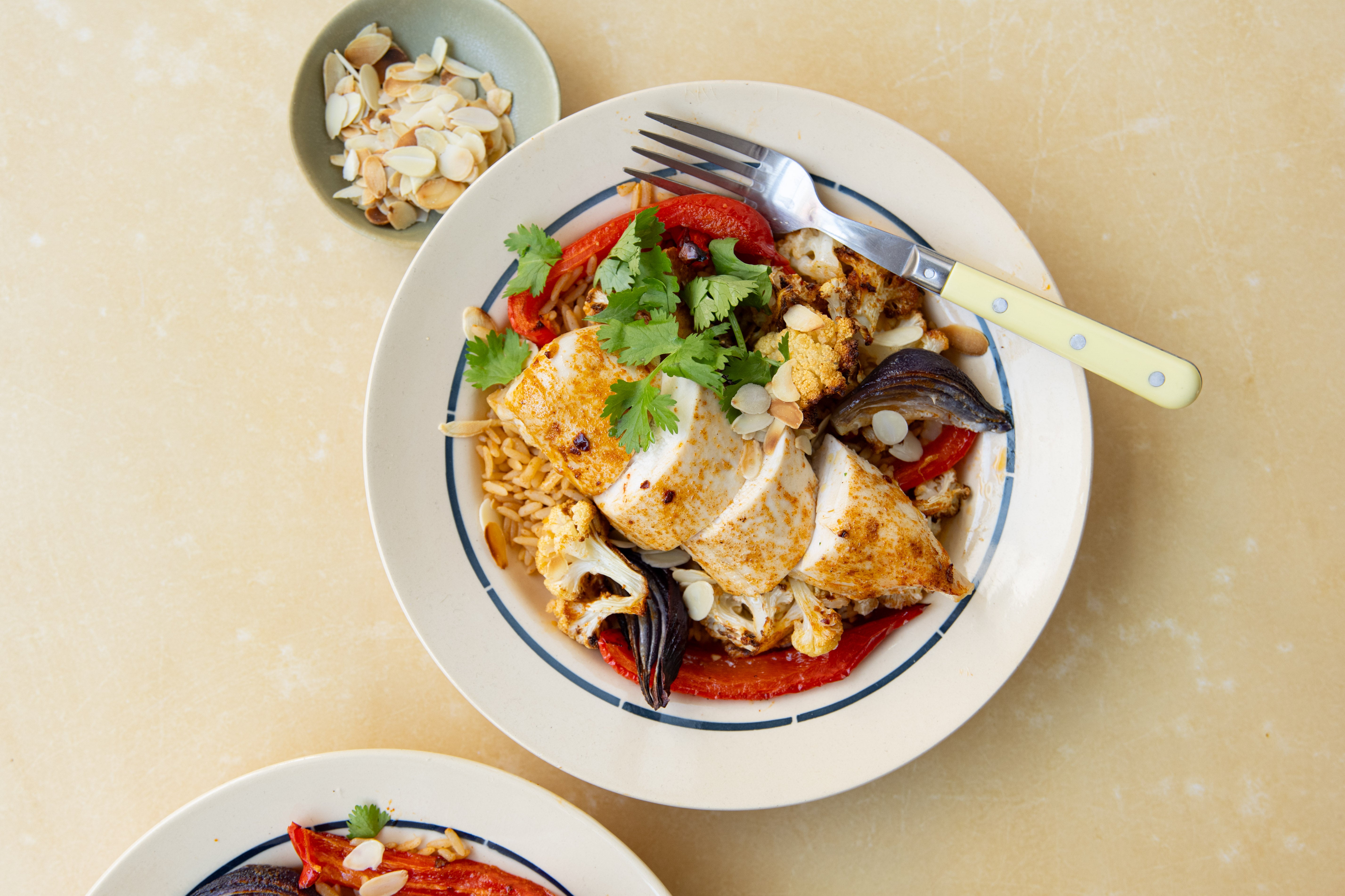 Traybake met rijst, kip & bloemkool