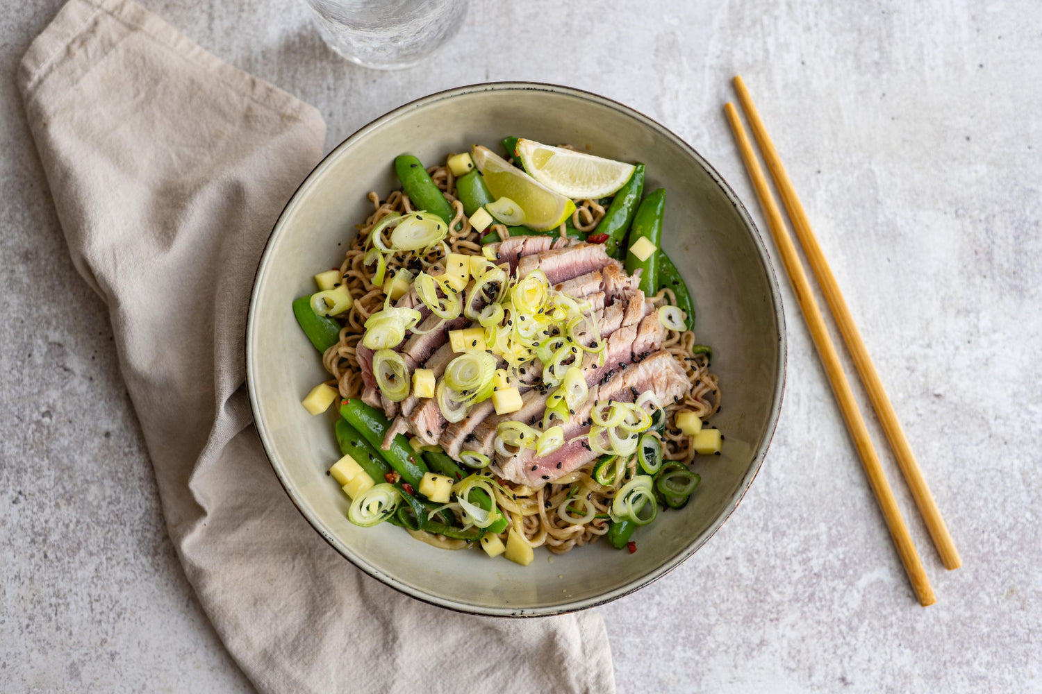 Noedel-courgettesalade met tonijn