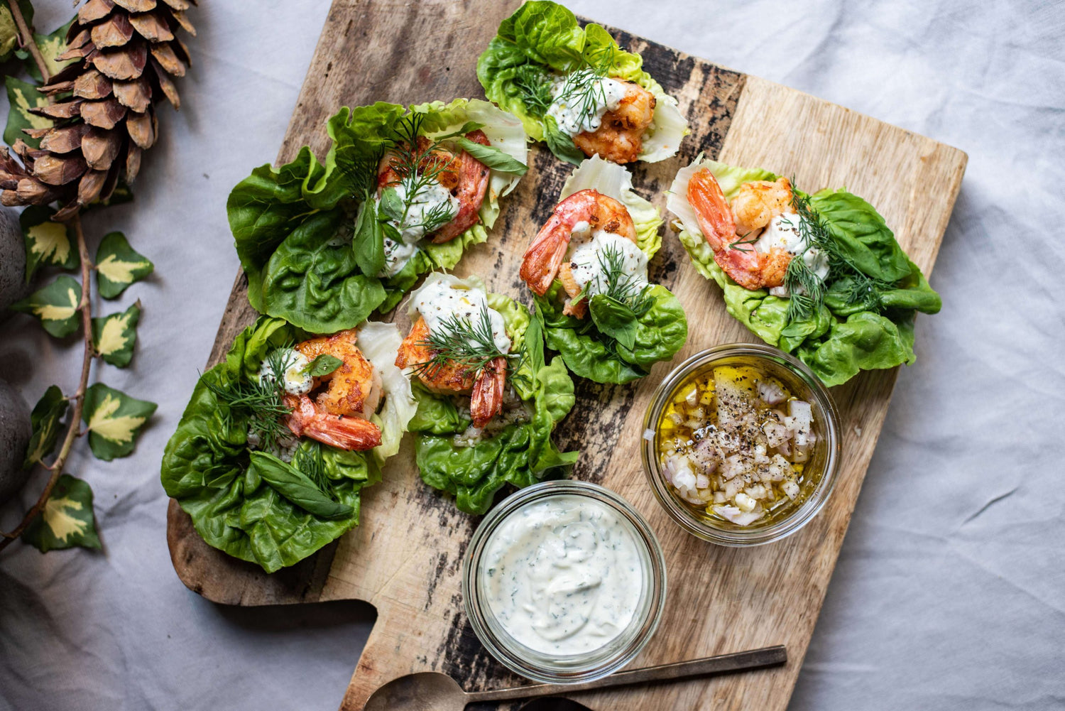 Baby Romaine sla gevuld met gamba’s, basilicum crème en groene kruiden