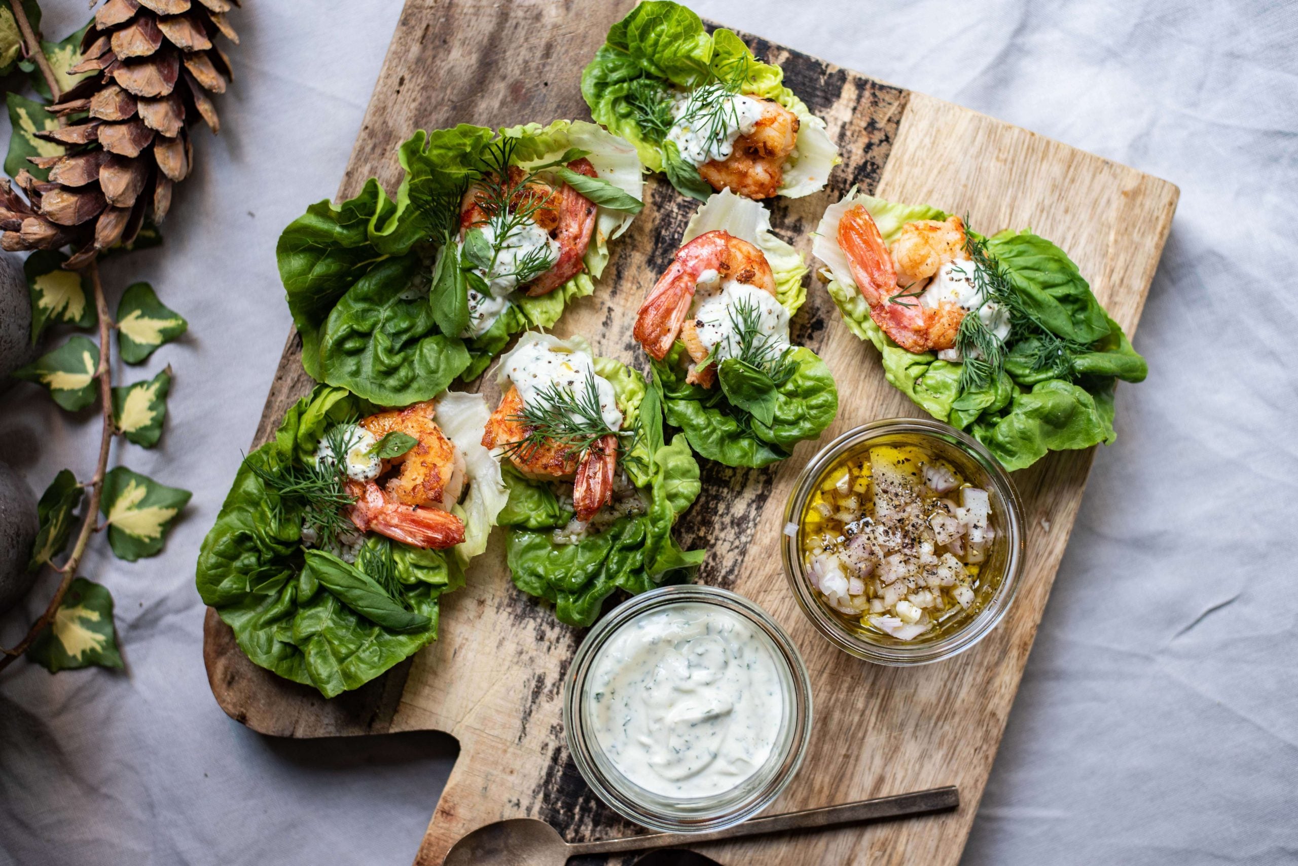 Baby Romaine sla gevuld met gamba’s, basilicum crème en groene kruiden