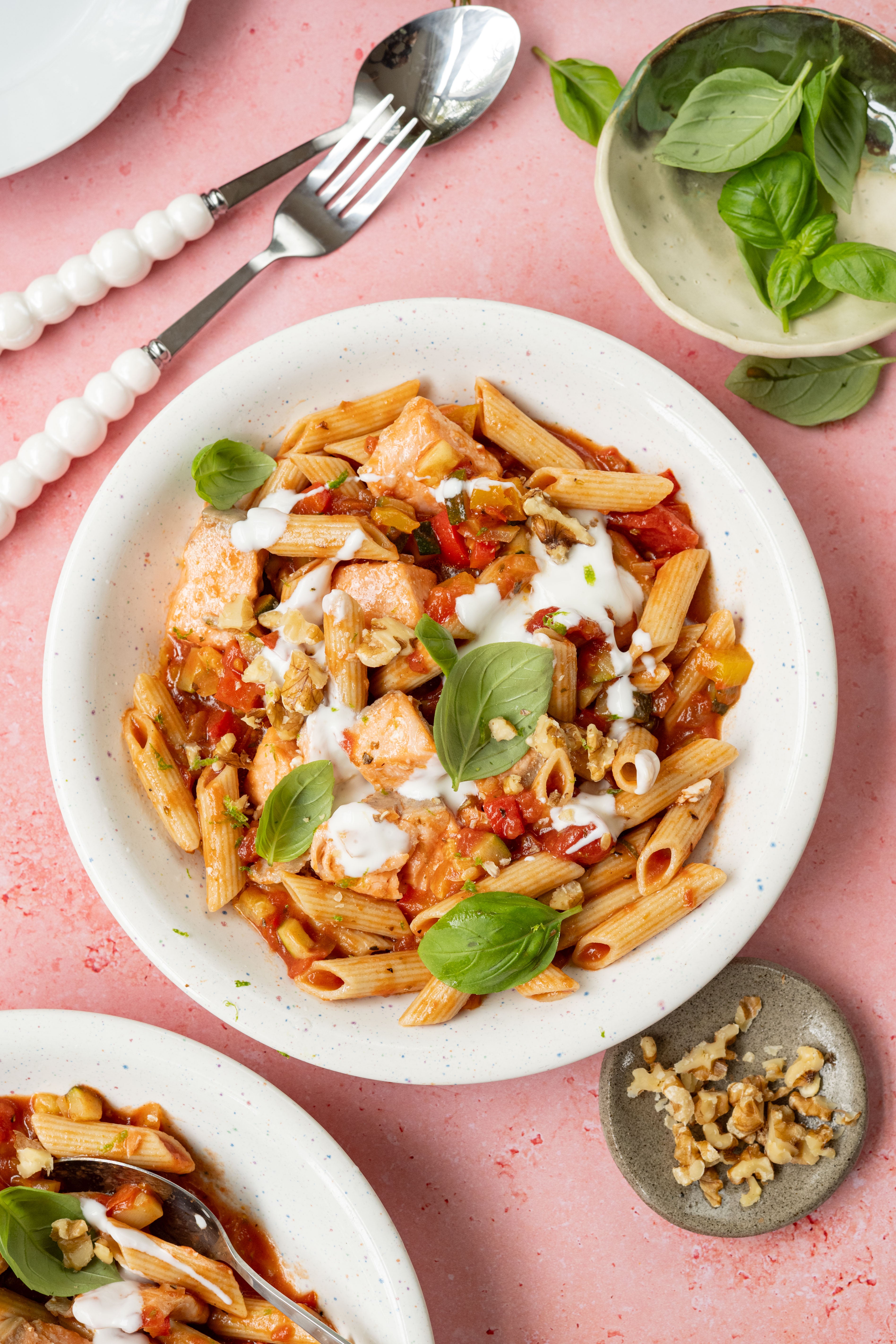 Pasta met zalm in tomatensaus en yoghurt-limoen swirl