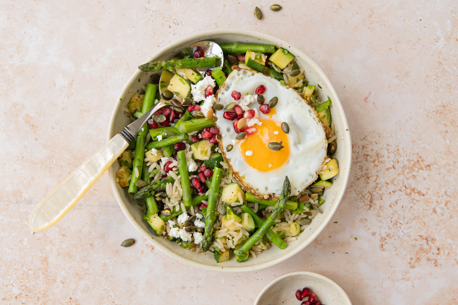 Limoen-kruiden-pilav met gebakken ei, groene asperges & feta