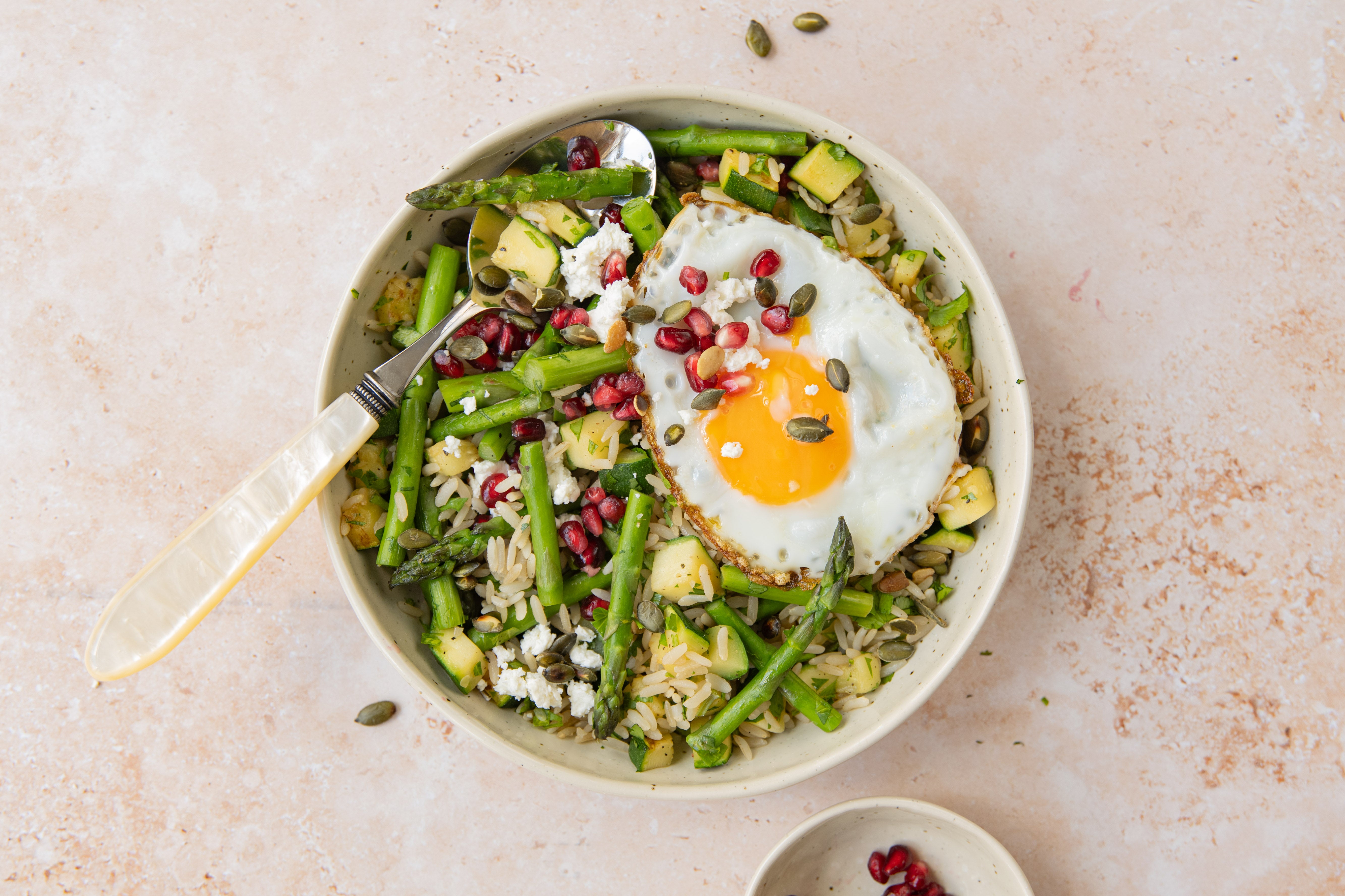 Limoen-kruiden-pilav met gebakken ei, groene asperges & feta