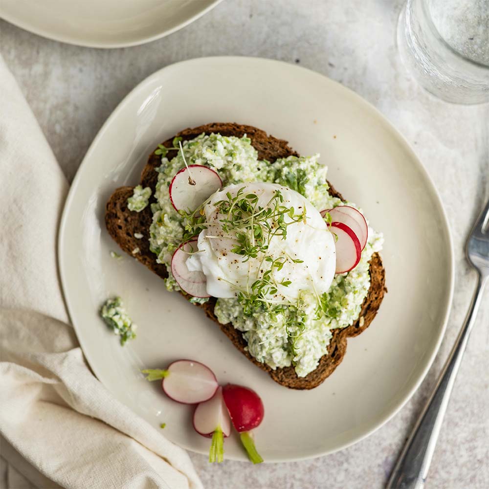 Aspergespread met een gepocheerd eitje