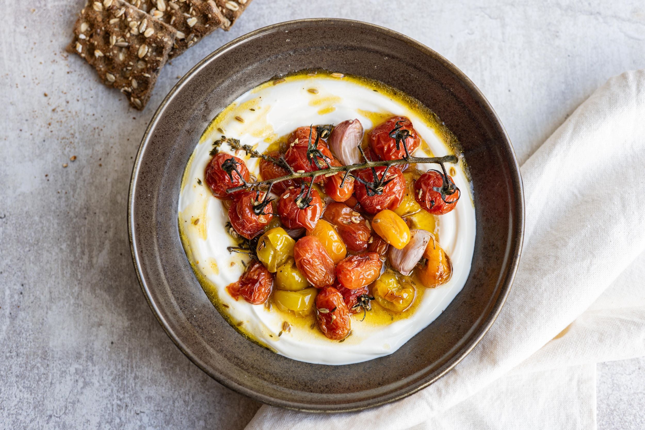 Hangop met geroosterde tomaatjes