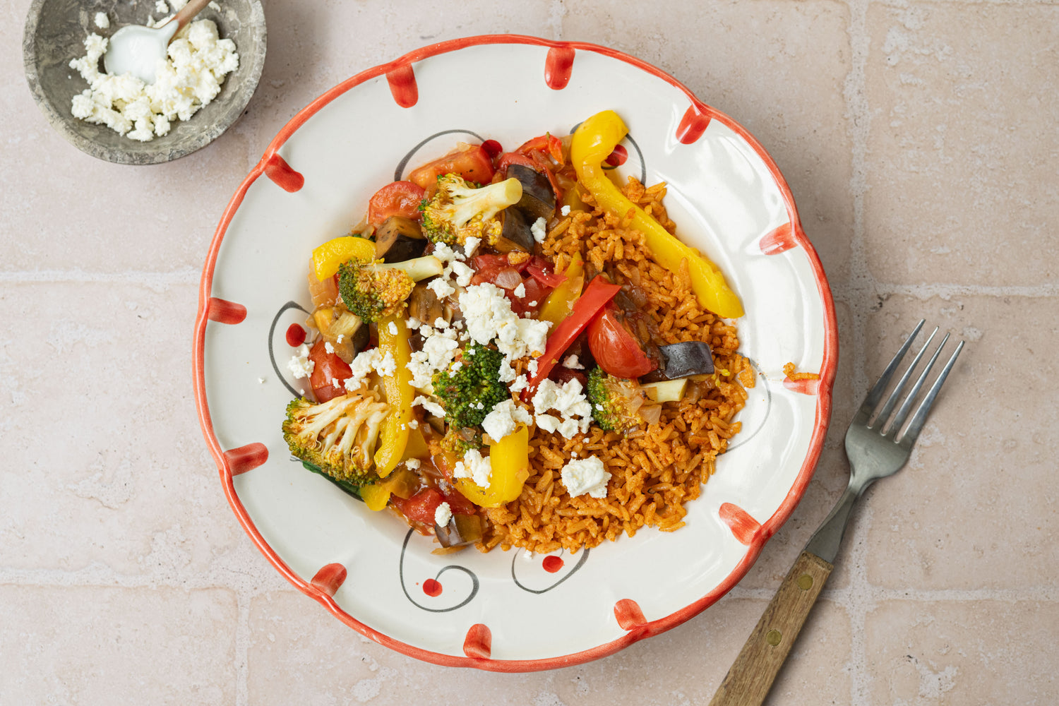 Tomatenrijst met aubergine, paprika, broccoli en witte kaas