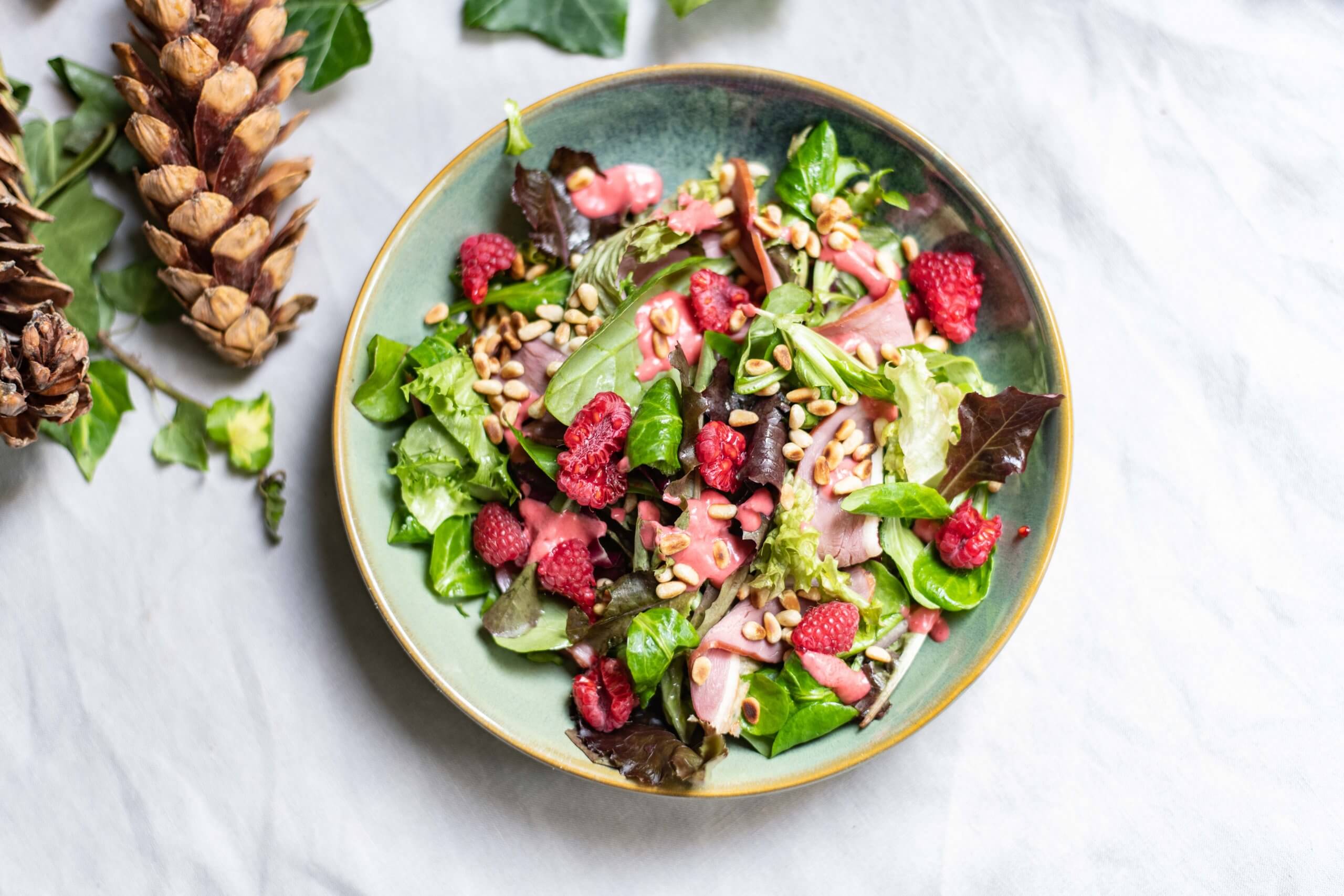 Gerookte eendenborstsalade met pijnboompitjes