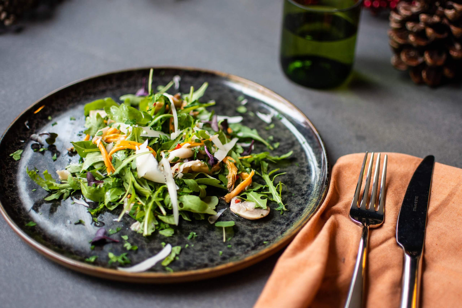 Salade van rucola en geblancheerde paddenstoelen