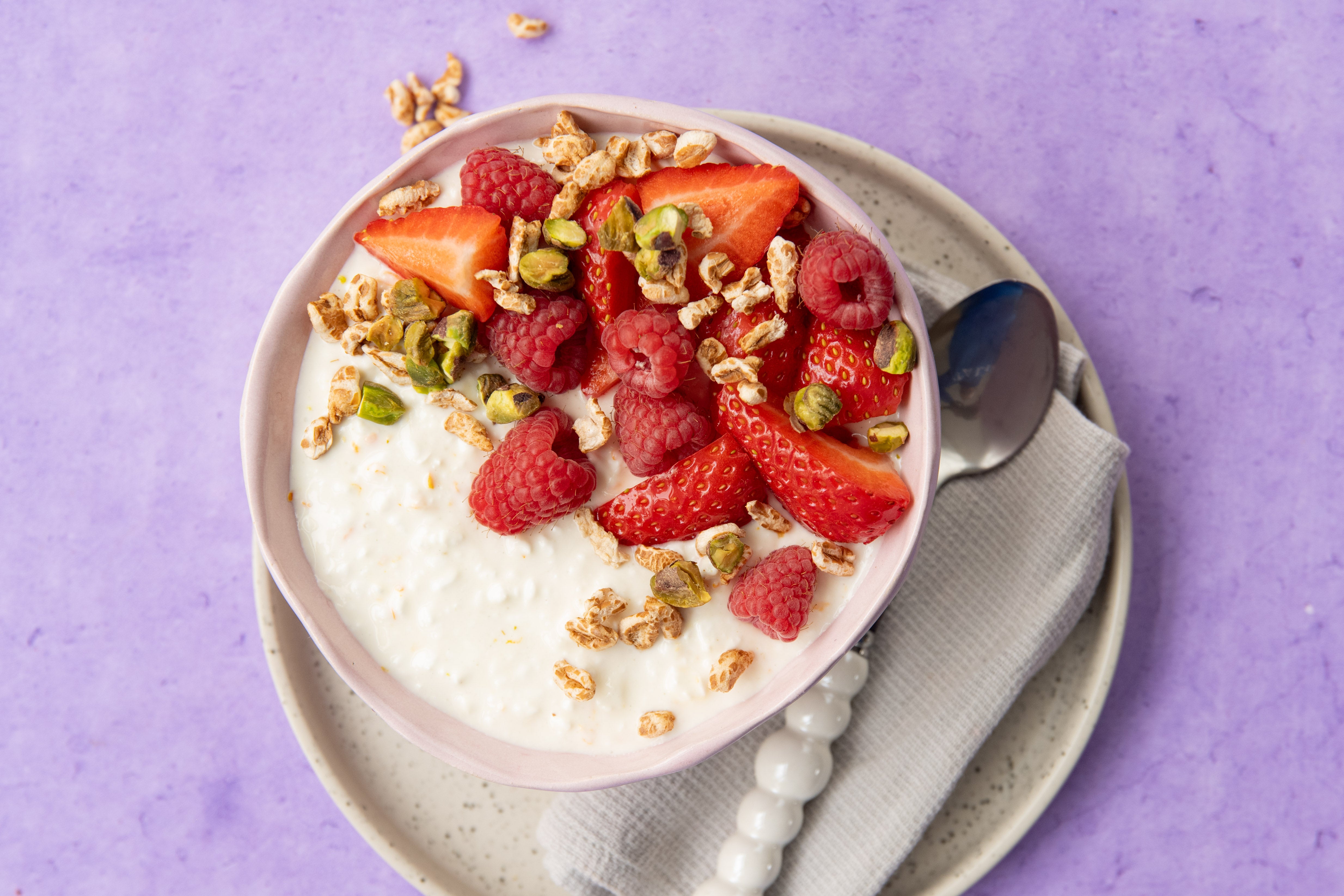 Cottage cheese bowl met roodfruit & kardemom