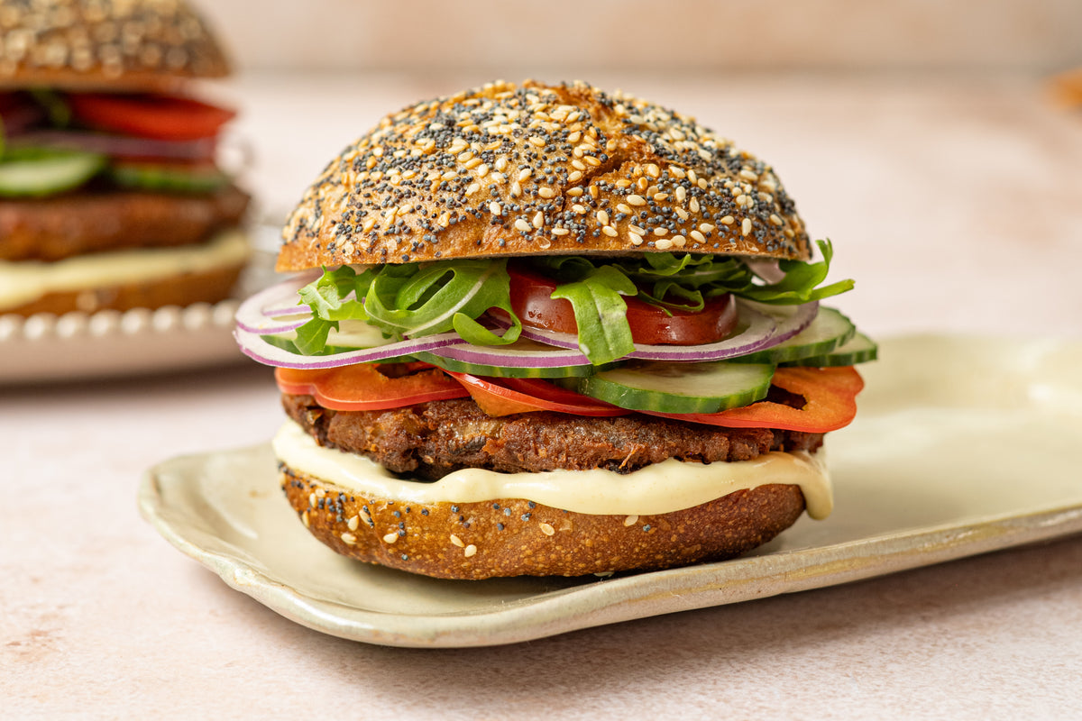 Broodje tonijnburger met mosterd-mayo en frisse salade