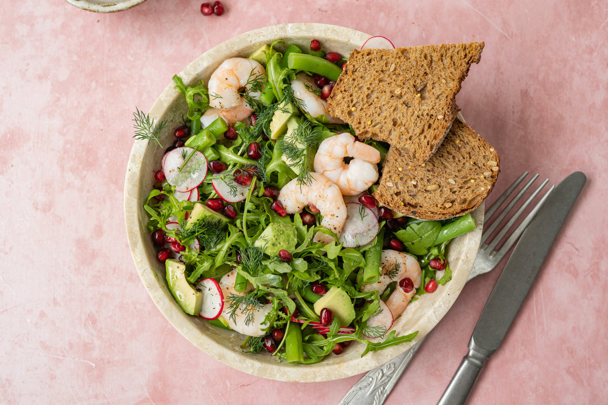 Garnalen-avocadosalade met radijs en sperziebonen