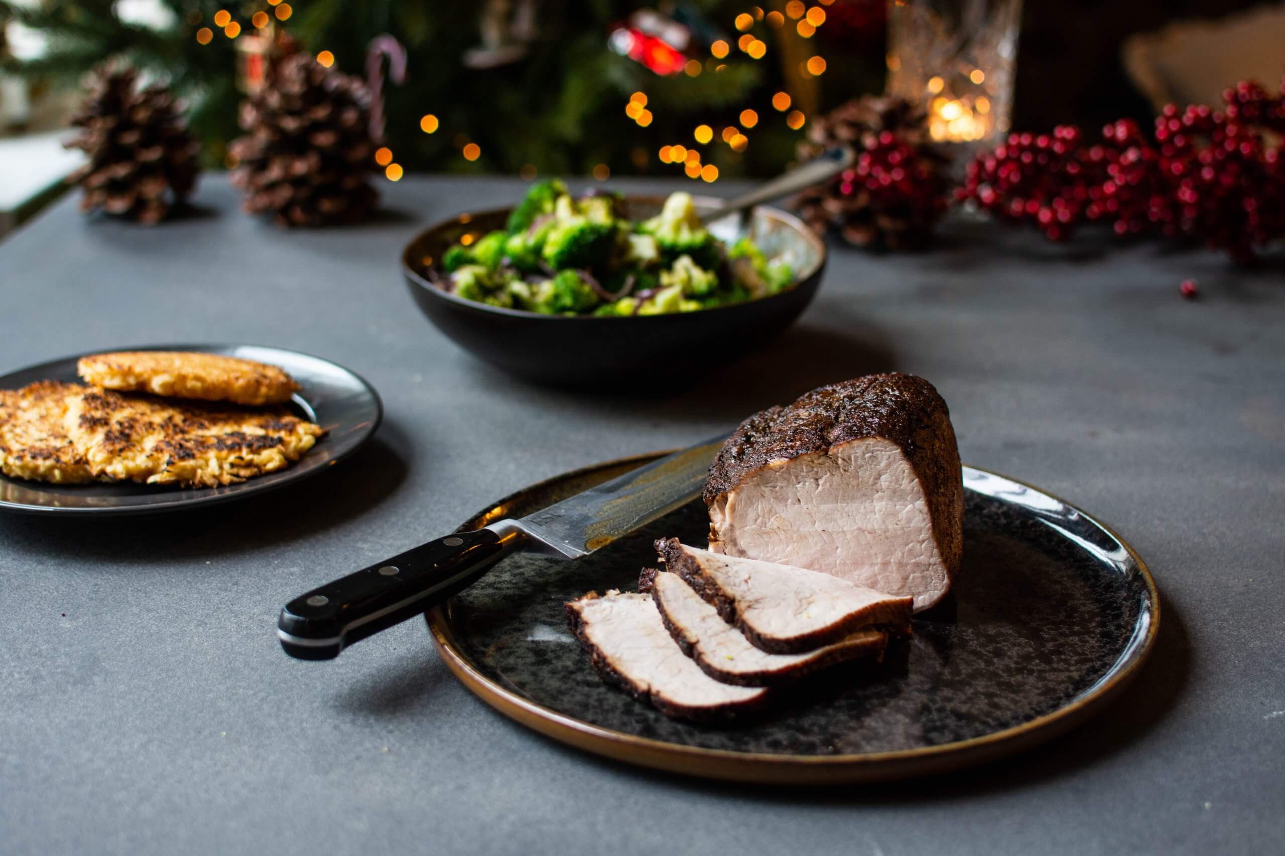 Varkensfilet rollade met rode ui, broccoli, courgette en rösti van knolselderij