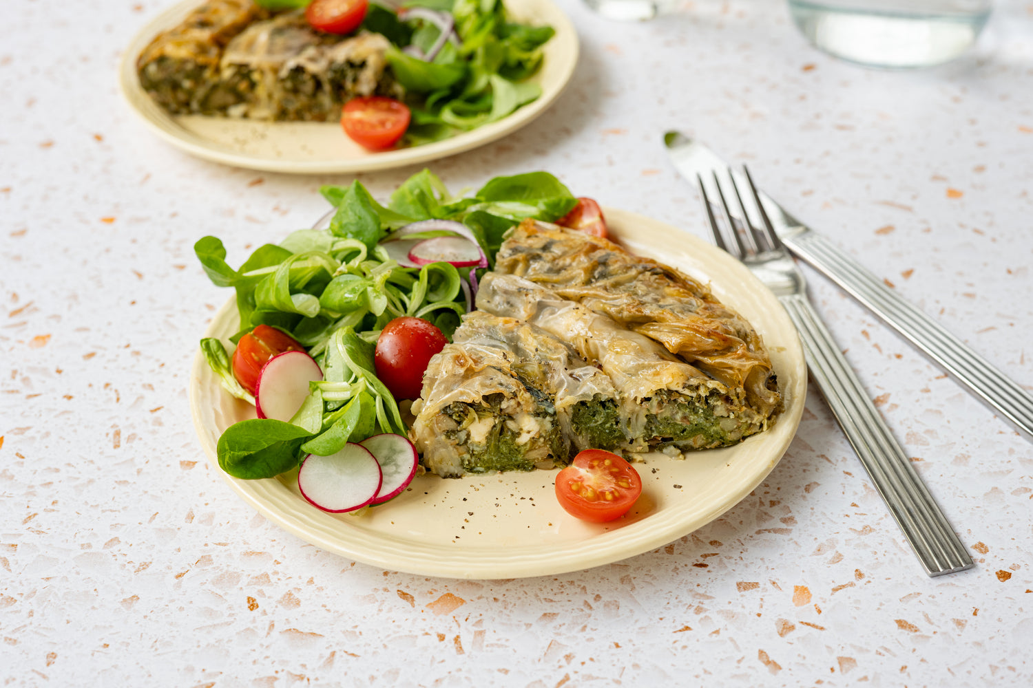 Bloemkoolrijst-quiche met kip en champignons