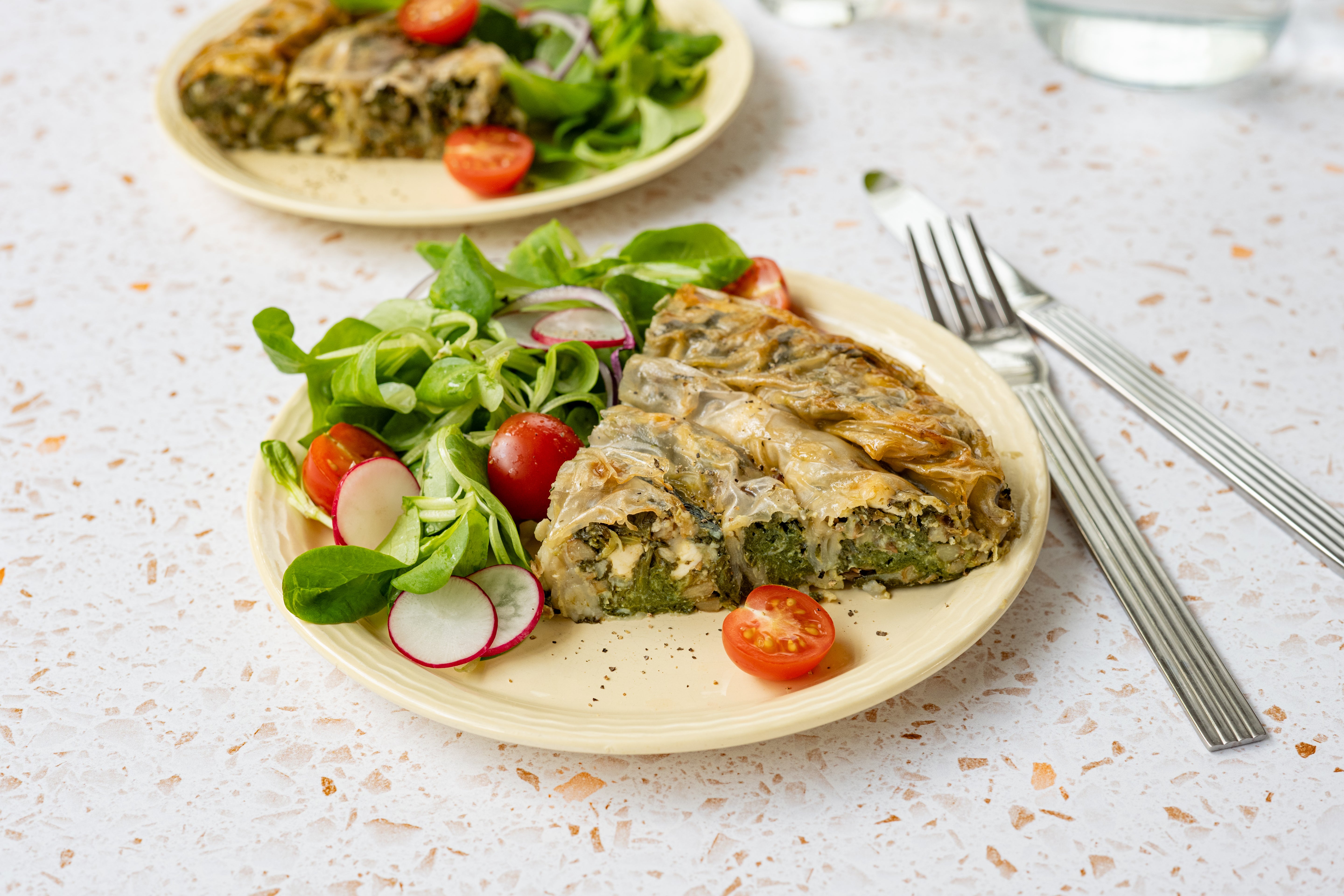 Bloemkoolrijst-quiche met kip en champignons