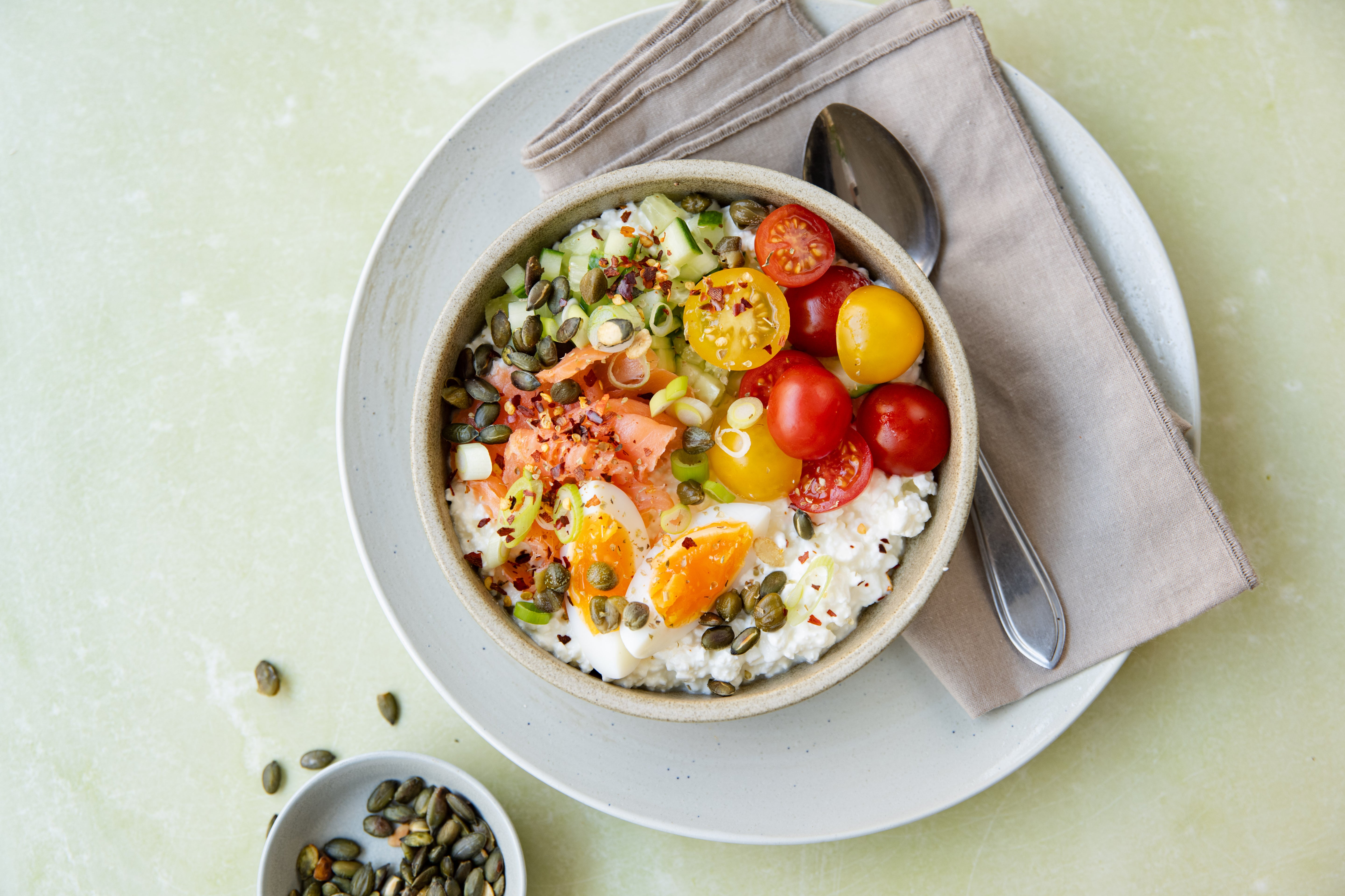 Cottage cheese bowl met zalm, ei & kappertjes