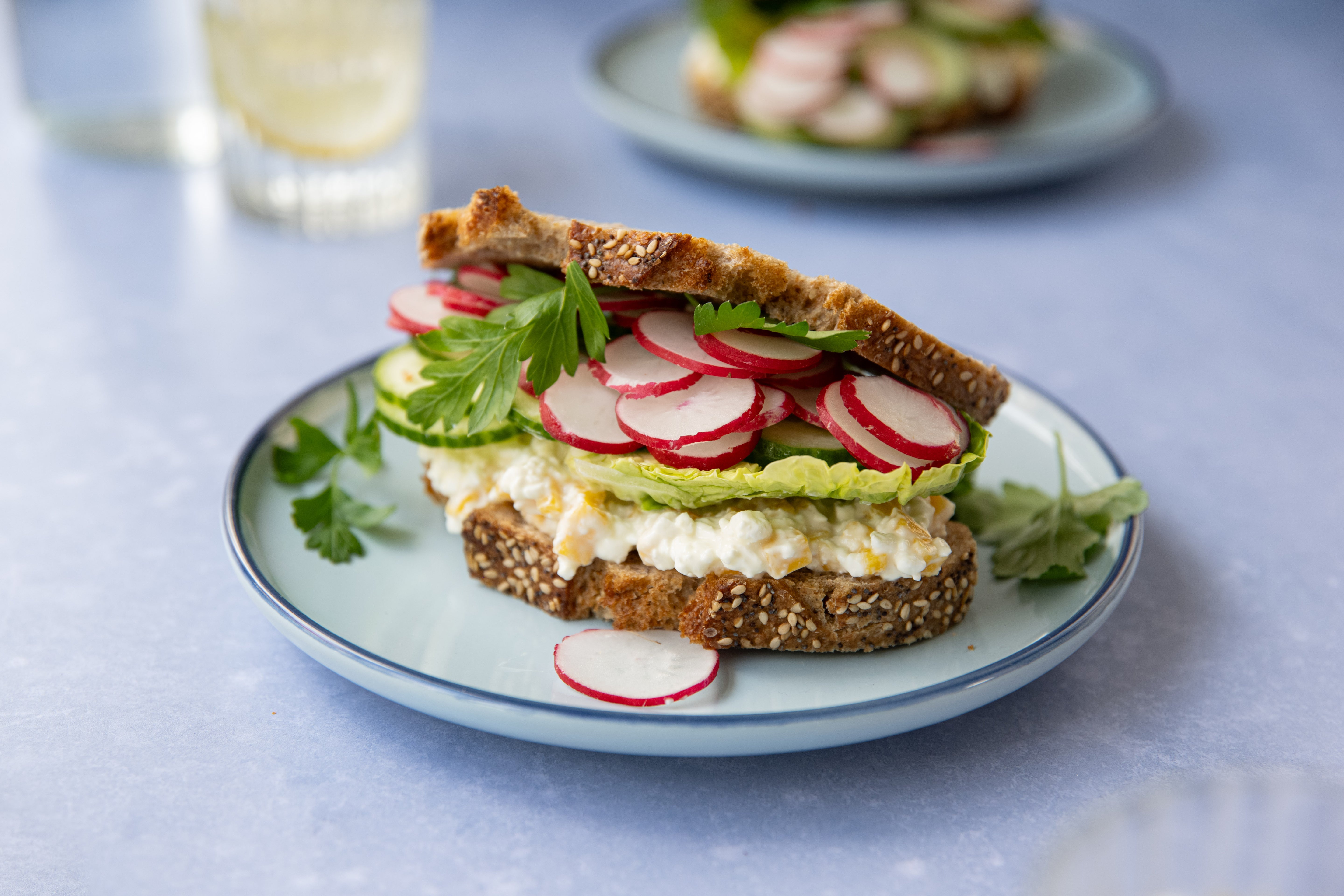 Volkorensandwich met mango-yoghurtsalade & chilivlokken