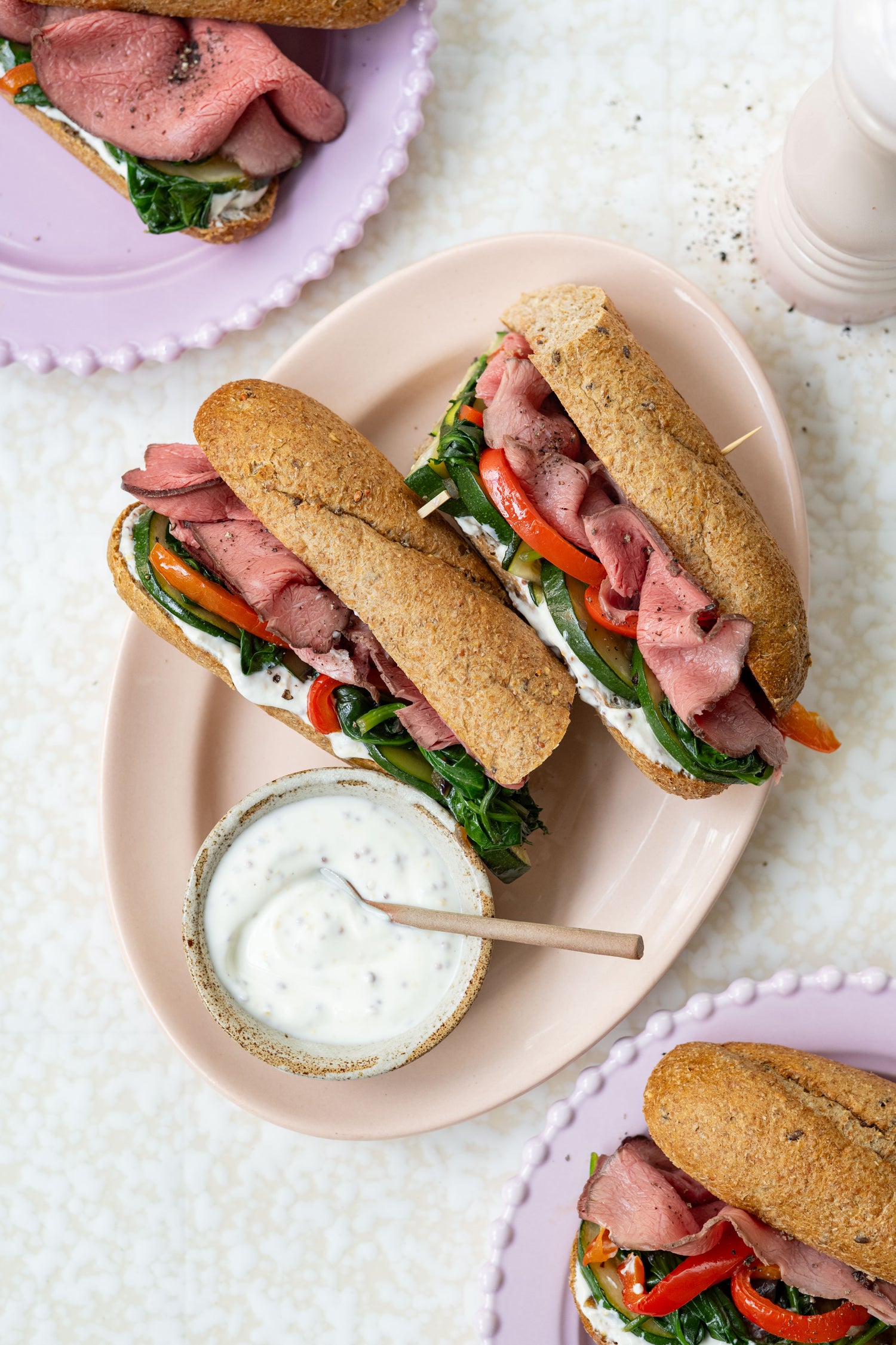 Volkoren-speltbaguette met rosbief, courgette, paprika en mosterdsaus