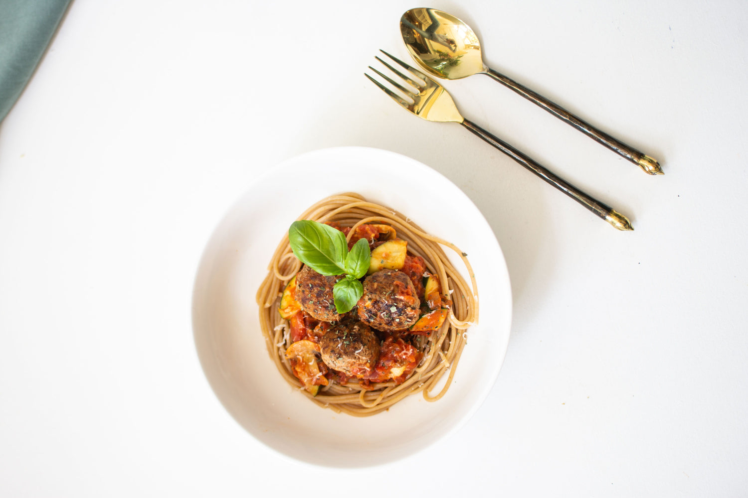 Volkoren spaghetti met italiaanse balletjes in tomatensaus