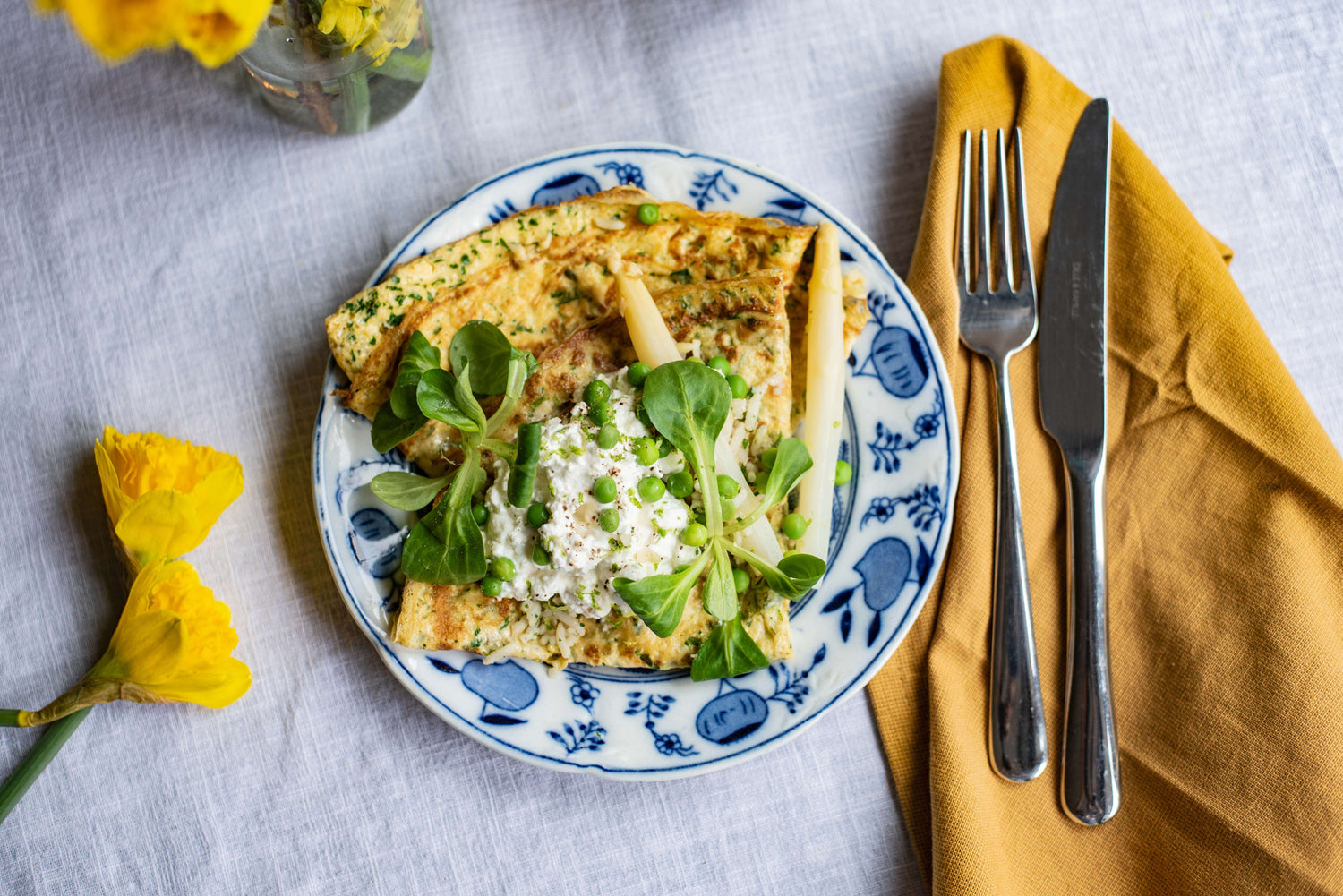 Eierpannenkoeken met witte asperges
