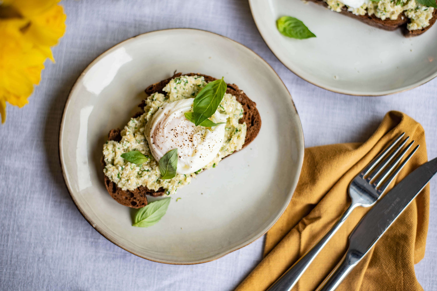 Toast met 3-minutenspread en gepocheerd ei